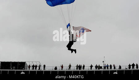 Parachuters glide nello stadio prima dell'accademia del gioco del calcio nei confronti degli Stati Uniti Accademia Militare di West Point. (U.S. Air Force foto di Master Sgt. Jeremy Lock) 111105-F-JQ435-007 da AirmanMagazine Foto Stock