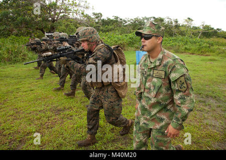 Stati Uniti Marines assegnati a scopo speciale Marine Air Ground Task Force condotta precisione di tiro avanzato a fianco di formazione colombiano fanteria di marina personale nella Matuntugoas come una parte di un esperto in materia di exchange nov. 7. Il SPMAGTF consiste di Marines da vari comandi ed elementi che collettivamente operano su un piccolo livello expeditionary a sostegno del Partenariato Amphibious-Southern Station 2012, una distribuzione annuale del militare degli Stati Uniti i team di formazione negli Stati Uniti Comando Sud area di responsabilità. (Foto: Spc. Juancarlos Paz) Marines americani treno con controparti colombiano da ussouthco Foto Stock