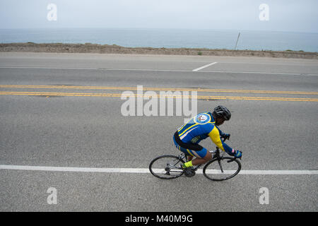 Chief Petty Officer Averill Malone cavalca una bicicletta con la marina militare del Dipartimento della Difesa del guerriero team giochi lungo la Pacific Coast Highway vicino a Malibu, California, 30 maggio 2015. (DoD News foto da EJ Hersom) 150530-D-DB155-444 dal DoD Notizie Foto Foto Stock