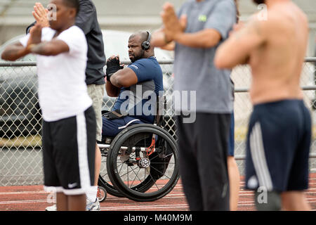 Coast Guard Lt. Sancho Johnson si estende con i suoi compagni di squadra durante la Marina il guerriero ferito training camp per il 2015 DoD Warrior giochi al Ventura County Naval Station Port Hueneme, ca. Il 31 maggio 2015. (DoD News foto da EJ Hersom) 150530-D-DB155-031 dal DoD Notizie Foto Foto Stock