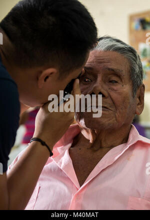 150531-N-KG407-068 Colón, Panama (maggio 31,2015) Lt. Kevin Hoang, un nativo di San Louis, Mo., e un all'ottico optometrista assegnato alla Naval Health Clinic Corpus Christi, Texas, esamina un paziente presso un sito medico stabilito presso il Centro Educativo il Dott. Augusto Samuel Boyd durante continuando promessa 2015. Continuando la promessa è un U.S. Comando sud-sponsorizzato e U.S. Forze Navali Comando meridionale/STATI UNITI 4a flotta-condotto di distribuzione condotta civile-militare comprendente le operazioni di aiuto umanitario assistenza civile, esperto in materia di scambi, medico, dentista, veterinario e il supporto tecnico e il disaster r Foto Stock