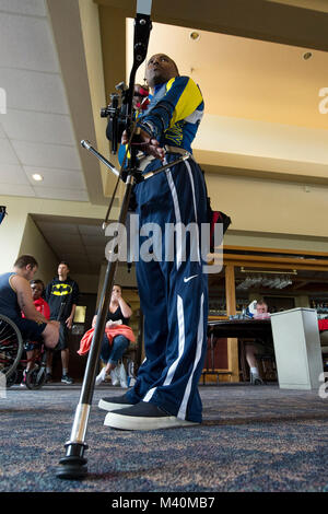 Navy Chief Petty Officer Averill Malone vede il suo bersaglio al tiro con l'arco gamma durante la Marina di Campo di allenamento per il 2015 DoD giochi guerriero termina alla contea di Ventura Naval Station Port Hueneme in Oxnard, ca. Il 31 maggio 2015. Malone la chiave per il successo nel tiro con l'arco è divertirsi. È eccessivamente competitiva può diventare un trigger per il suo proprio disturbo post-traumatico da stress. (DoD News foto da EJ Hersom) 150331-D-DB155-036 dal DoD Notizie Foto Foto Stock