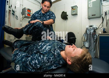 150706-N-XX BREMERTON566-032, nello Stato di Washington (6 luglio 2015) - Ospedale Corpsman 1a classe Elizabeth Barraza, da Las Cruces, N.M., esegue la terapia fisica su aviazione di Boatswain Mate (manipolazione) Airman Lauren Lindhout, da Mansfield, Ohio, a bordo della USS John C. Stennis (CVN 74). Stennis è attualmente sottoposto ad un addestramento operativo periodo in preparazione per le future distribuzioni. (U.S. Foto di Marina di Massa lo specialista di comunicazione di terza classe Andre T. Richard / rilasciato) 150706-N-XX566-032 da USS John C. Stennis (CVN 74) Gazzetta Foto Stock