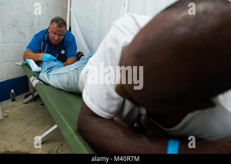 150710-N-NK JUANCHACO134-102, Colombia (10 luglio 2015) - A un volontario di medicina generale medico con le organizzazioni non governative (ONG) ultimo giorno dei santi di beneficenza (LDSC) esegue una procedura medica su un paziente in corrispondenza di un sito medico stabilito a Himno istituzione educativa Juanchaco durante continuando promessa 2015 (CP-15). LDSC volontari stanno lavorando a fianco di altre ONG e militari durante il CP-15. Continuando la promessa è un U.S. Comando sud-sponsorizzato e U.S. Forze Navali Comando meridionale/STATI UNITI 4a flotta-condotto di distribuzione condotta civile-operazioni militari tra cui humanitar Foto Stock