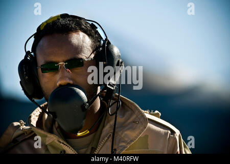 Royal Saudi Air Force Staff Sgt. Hassan, capo equipaggio, comunica tramite auricolare con i piloti prima di una missione di addestramento durante la bandiera rossa 12-2 presso la Base Aerea Militare di Nellis Nev. (U.S. Air Force foto di Senior Airman Brett Clashman) 120125-F-KX404-128 da AirmanMagazine Foto Stock