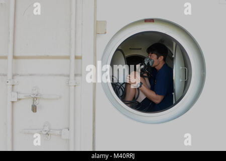 {150723-N-BJ295-041} PUERTO CASTILLA, Honduras (23 luglio 2015) Navy Diver 2a classe James Carlson, assegnato al mobile e di immersione Salvage 3-1, controlli l'incorporato sistema di respirazione (BIBS) mentre allineando la ricompressione camera prima di operazioni di immersione in Puerto Castilla, Honduras come una parte di Adaptive pacchetto di forza a sostegno del sud le stazioni di partenariato-comune di Alta Velocità nave 2015 (SPS-JHSV 15). SPS-JHSV 15 è una serie annuale di U.S. Le implementazioni della marina militare, la promozione di una relazione duratura con le nazioni ospitanti da promuovere e rafforzare la stabilità e la sicurezza regionali attraverso la Foto Stock