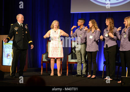 Presidente Comune di capi di Stato Maggiore, Gen. Martin Dempsey e sua moglie Deanie cantare Traditional Irish folk song per e con i bambini militare (da sinistra a destra) 15-enne, Raul Rosales IV Da San Antonio, Texas, 16-enne Katelyn Jensen da Falcon, Colo., 17-enne Sara Lippert, dalla Dupont, nello Stato di Washington, 17-enne Marislynn Turnmeyer da Panama City, Fla., durante la fase di apertura sessione generale del militare educazione infantile di coalizione nazionale xvii seminario di formazione. Il seminario ha avuto luogo a Washington Marriott Wardman Park a Washington D.C. 30-31 luglio 2015. (Dipartimento della Difesa Foto di Mar Foto Stock