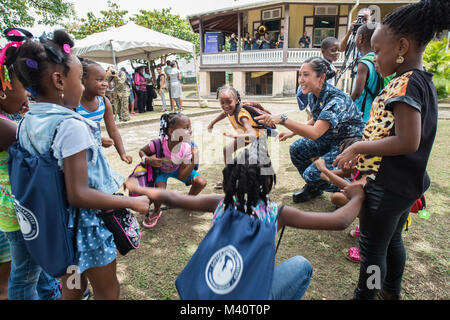 150730-N-PD309-147 ROSEAU, Dominica (Luglio 30, 2015) Lt. Jennifer Francesca, nativo di Cupertino, California, e Infermiera della sala operatoria assegnato a al Centro Medico Navale di Portsmouth, Va., danze con i bambini in una comunità le relazioni evento in Roseau biblioteca pubblica durante la continua promessa 2015. Continuando la promessa è un U.S. Comando sud-sponsorizzato e U.S. Forze Navali Comando meridionale/STATI UNITI 4a flotta-condotto di distribuzione condotta civile-militare comprendente le operazioni di aiuto umanitario assistenza civile, esperto in materia di scambi, medico, dentista, veterinario e il supporto tecnico e il disaster resp Foto Stock