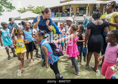 150730-N-PD309-153 ROSEAU, Dominica (Luglio 30, 2015) marinai ballare con i bambini mentre gli Stati Uniti Le forze della flotta Band, Uncharted Waters, gioca a relazioni comunitarie evento in Roseau biblioteca pubblica durante la continua promessa 2015. Continuando la promessa è un U.S. Comando sud-sponsorizzato e U.S. Forze Navali Comando meridionale/STATI UNITI 4a flotta-condotto di distribuzione condotta civile-militare comprendente le operazioni di aiuto umanitario assistenza civile, esperto in materia di scambi, medico, dentista, veterinario e il supporto tecnico e la risposta di emergenza alle Nazioni partner e per mostrare il supporto degli Stati Uniti e di impegno Foto Stock