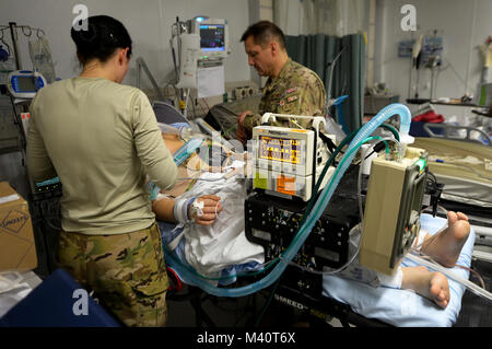 Il cap. Suzanne Morris e il Mag. Michael Mackovich, 455th Expeditionary evacuazione di medicina aeronautica Squadron Critical Care il trasporto aereo Team infermieri, collegare un paziente a CCATT attrezzature mediche a Bagram Airfield, Afghanistan. Un CCATT equipaggio costituito da un Medico, cura intensiva infermiere e un fisioterapista respiratorio, rendendo possibile spostare gravemente feriti o gravemente malati servicemembers dall'aria. (U.S. Air Force foto/Senior Airman Chris Willis) Dopo la battaglia-006 da AirmanMagazine Foto Stock