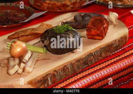 Salsicce di sangue, piatto salsiccia, tirata di carne, porro, cipolla e aglio sul tampone in legno Foto Stock