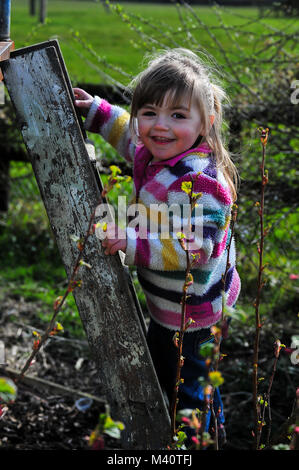 Un giovane bambino arrampicata Foto Stock