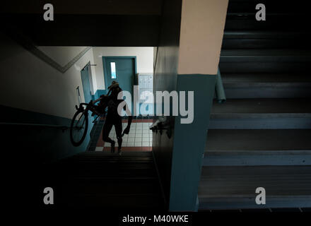 Senior Airman David Flaten porta la sua bici su per le scale fino al suo appartamento in Harrisonburg, Virginia. Flaten spostato a Harrisonburg, una zona conosciuta per i suoi impegnativi, rocciosa, terreno montuoso e i ciclisti professionisti che treno vi, pochi mesi dopo che è stato selezionato per la Air Force atleta di classe mondiale Programma. (U.S. Air Force foto/Staff Sgt. Andrew Lee) 150830-F-NL936-150 da AirmanMagazine Foto Stock