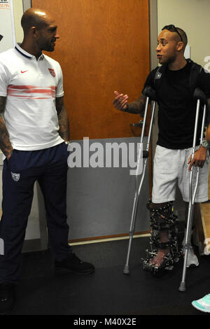 Stati Uniti Gli uomini della nazionale di calcio il portiere, Tim Howard visite con "guerriero ferito" Alan Thomas. Gli Stati Uniti Gli uomini della nazionale di calcio ha visitato "feriti guerrieri" a Walter Reed National Medical Center Settembre 3rd, 2015 di Bethesda, Maryland. (Dipartimento della Difesa foto di Marvin Lynchard) 150903-D-FW736-009 dal DoD Notizie Foto Foto Stock