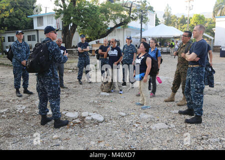 150912-A-BK746-004 Port au Prince, Haiti (sett. 12, 2015) Capt. Andrew Nelson, nativo di Norfolk, Virginia, e il medico di famiglia assegnato a al Centro Medico Navale di Portsmouth, Va., parla ai medici in un sito medico stabilito a Killick Stazione della Guardia costiera durante la continua promessa 2015. Continuando la promessa è un U.S. Comando sud-sponsorizzato e U.S. Forze Navali Comando meridionale/STATI UNITI 4a flotta-condotto di distribuzione condotta civile-militare comprendente le operazioni di aiuto umanitario assistenza civile, esperto in materia di scambi, medico, dentista, veterinario e il supporto tecnico e il disaster res Foto Stock