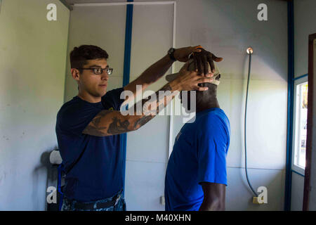 150918-N-YM856-005 Port au Prince, Haiti (sett. 18, 2015) Ospedale Corpsman 3rd Class Xavier Archibeque, nativo di Salt Lake City, Utah, assegnato a al Centro Medico Navale di Portsmouth, Va., insegna un paziente esercizi di flessibilità in un sito medico stabilito a San Luc ospedale durante la continua promessa 2015. Continuando la promessa è un U.S. Comando sud-sponsorizzato e U.S. Forze Navali Comando meridionale/STATI UNITI 4a flotta-condotto di distribuzione condotta civile-militare comprendente le operazioni di aiuto umanitario assistenza civile, esperto in materia di scambi, medico, dentista, veterinario e ingegneria sup Foto Stock