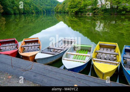 Barche sul lago Hamori vicino a Lillafured in Ungheria Foto Stock