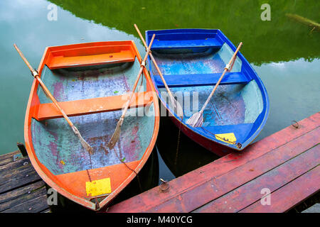 Barche sul lago Hamori vicino a Lillafured in Ungheria Foto Stock