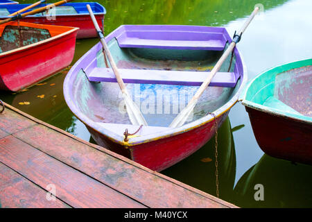 Barche sul lago Hamori vicino a Lillafured in Ungheria Foto Stock