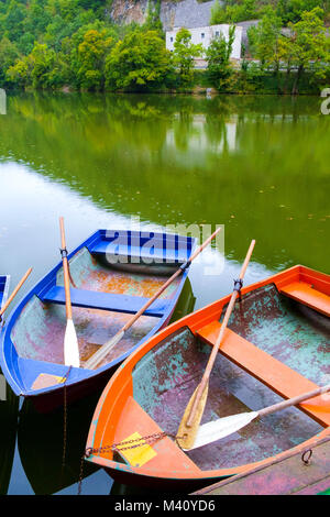 Barche sul lago Hamori vicino a Lillafured in Ungheria Foto Stock