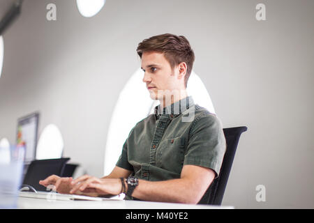 Imprenditore digitando su una tastiera Foto Stock