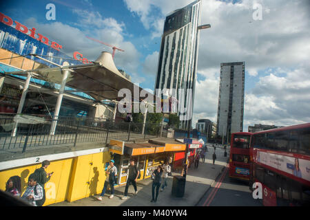 Londra, Regno Unito. Elephant e Castle. Scena dal bus. Foto Stock