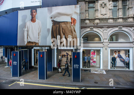 Londra, Regno Unito. Senzatetto dorme in Shaftesbury Avenue. Scena dal bus. Foto Stock