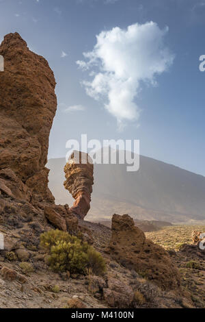 La Roque Cinchado, una formazione rocciosa unica nella parte anteriore del monte Teide vertice, Tenerife, Spagna, Europa Foto Stock