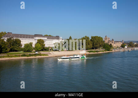 Nave escursione sul fiume Reno presso il principe elettore castello, Coblenz, Renania-Palatinato, Germania, Europa Foto Stock