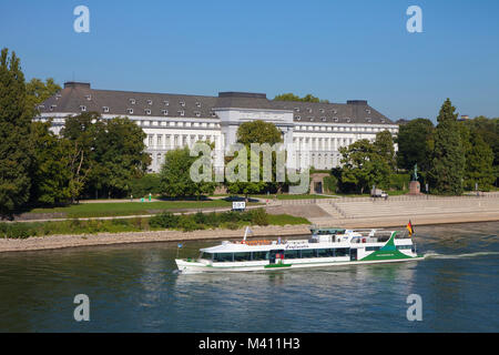 Nave escursione sul fiume Reno presso il principe elettore castello, Coblenz, Renania-Palatinato, Germania, Europa Foto Stock