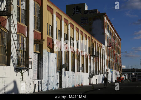 La storica mecca graffiti 5 Pointz è visto dopo essere state dipinte dagli sviluppatori nella morte della notte il 19 novembre 2013 nella città di Long Island Foto Stock