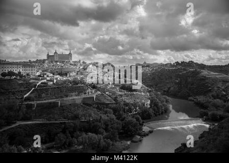 Vista panoramica con nuvole scure su ex capitale spagnolo Toledo vicino a Madrid in Casilla - La regione Manch Foto Stock