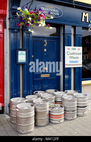 Barili di birra fuori M.J. Hoban Pub - Guest house, Westport, County Mayo, Irlanda Foto Stock