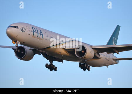 Il Pakistan IInternational Airlines Boeing 777 AP-BHW atterraggio all'Aeroporto Heathrow di Londra, Regno Unito Foto Stock