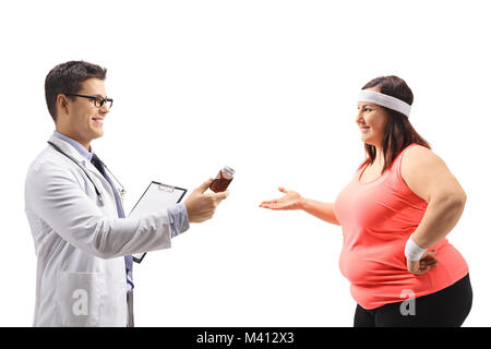 Medico dando una bottiglia di pillole per una donna sovrappeso isolati su sfondo bianco Foto Stock