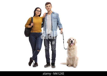 A piena lunghezza Ritratto di studenti adolescenti con un labrador retriever cane isolato su sfondo bianco Foto Stock