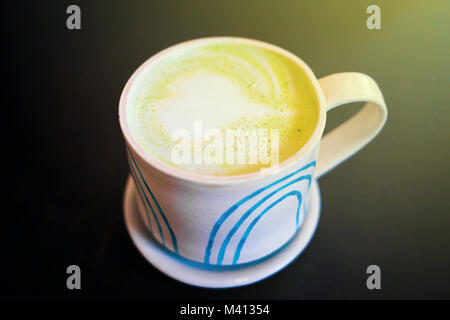 Tazza di Matcha latte tè verde con cuore di crema di disegno Foto Stock