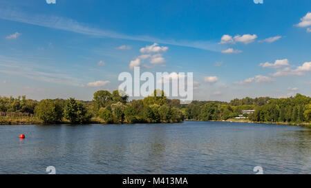 Una passeggiata sulle rive del fiume Ruhr vicino a Muelheim, la zona della Ruhr, Nord Reno-Westfalia, Germania Foto Stock