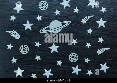 Lo scenario delle stelle, pianeti giacente su un tavoli in legno nero. Decorazione, stelle del pianeta. Foto Stock