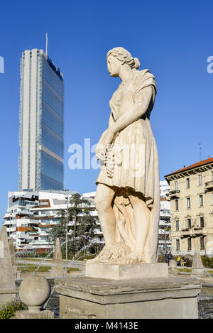 La giustapposizione di statua alla Fontana delle quattro stagioni in Piazza Giulio Cesare, Citylife, con il Dritto grattacielo di Citylife, Milano, Italia Foto Stock