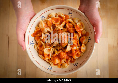 Tipica Regione Puglia domenica corso principale: pasta fresca orecchietta e rotolo di carne braciola con salsa di pomodoro Foto Stock