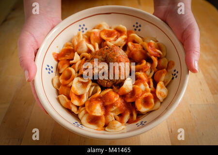 Tipica Regione Puglia domenica corso principale: pasta fresca orecchietta e rotolo di carne braciola con salsa di pomodoro Foto Stock