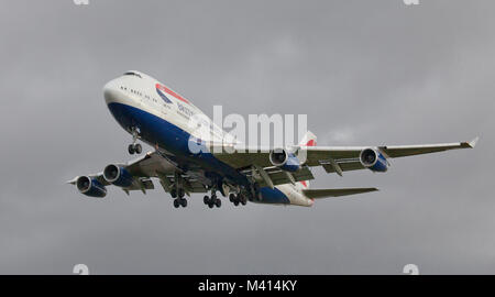 British Airways Boeing 747 jumbo getto G-CIVR sull approccio finale all aeroporto di Heathrow LHR Foto Stock