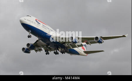 British Airways Boeing 747 jumbo getto G-CIVR sull approccio finale all aeroporto di Heathrow LHR Foto Stock