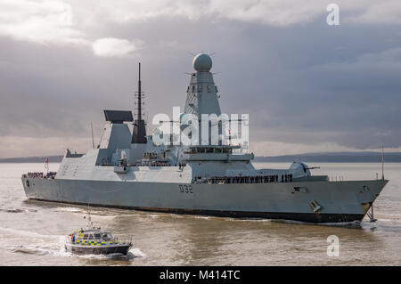 La Royal Navy warship audacia HMS (D32) un tipo 45 cacciatorpediniere tornando a Portsmouth, nel Regno Unito il 28 febbraio 2014 dopo un lungo periodo di distribuzione all'estero. Foto Stock