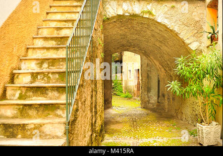 Case antiche strade di ciottoli nel villaggio di Colonno, vicino al lago di Como, Italia Foto Stock