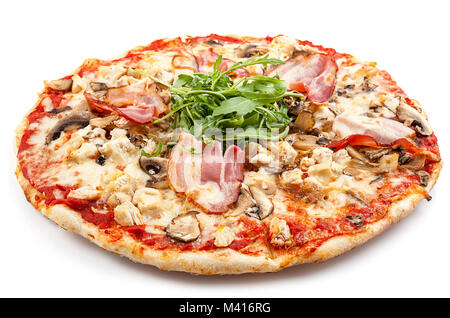 Carne pizza italiana con la rucola isolati su sfondo bianco. Vista sopra. Foto Stock