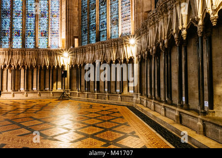 Il pavimento piastrellato di casa del Capitolo a York Minster con la cattedrale. Foto Stock