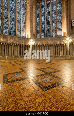 Il pavimento piastrellato di casa del Capitolo a York Minster con la cattedrale. Foto Stock
