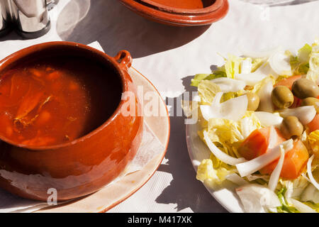 Partridge zuppa di pesce e insalata mista in Vilafamés, Costa del Azahar, Spagna Foto Stock